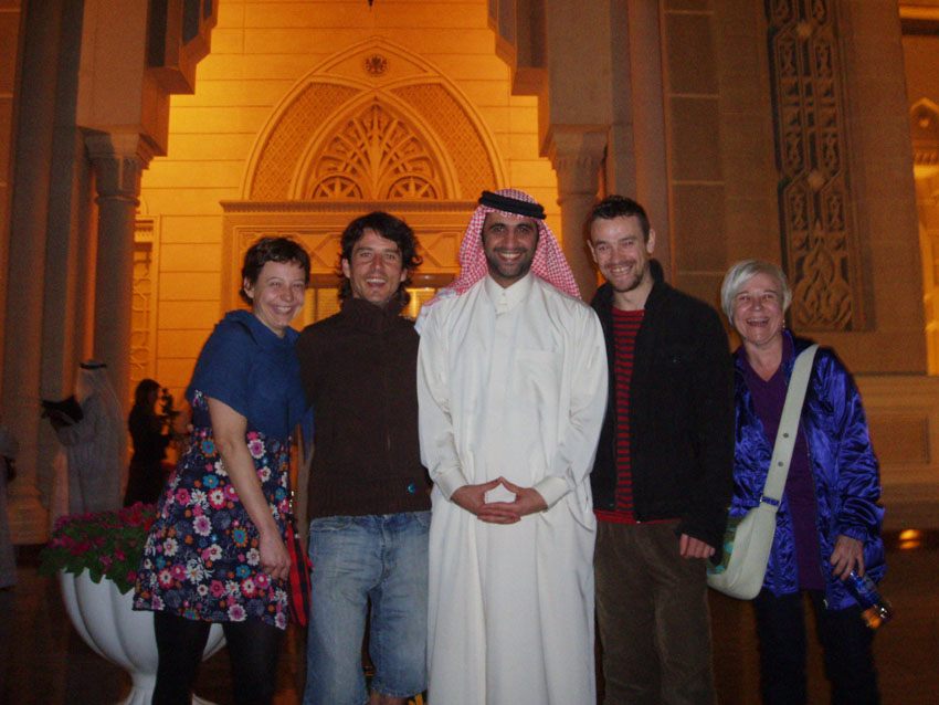 Merce, Óscar, Yasser, Vicente y Angeles en la puerta del Palacio de cultura de Sharja